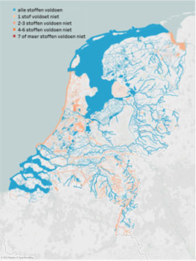 Deze afbeelding laat de chemische toestand in oppervlaktewaterlichamen in Nederland zien voor prioritaire stoffen. In een groot deel van de oppervlaktewaterlichamen voldoen alle prioritaire stoffen. Er zijn een aantal oppervlaktewaterlichamen waarbij één tot zes prioritaire stoffen niet voldoen.