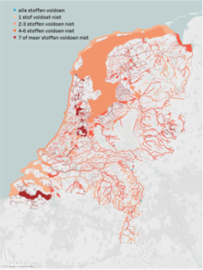 Deze afbeelding laat de chemische toestand in oppervlaktewaterlichamen in Nederland zien voor specifieke verontreinigende stoffen. Vrijwel geen van de oppervlaktewaterlichamen in Nederland voldoet aan alle specifieke verontreinigende stoffen, één of meer stoffen voldoen niet.